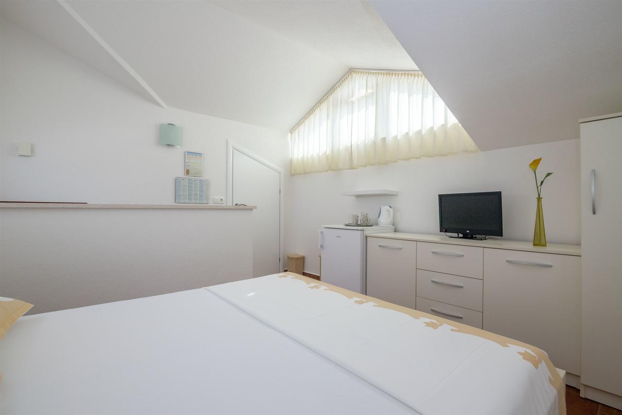 Apartments And Room Maestral Trogir Eksteriør bilde
