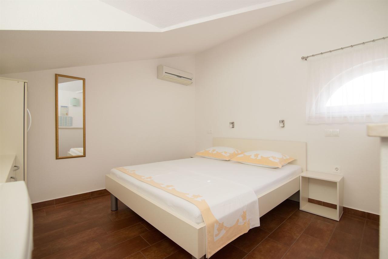 Apartments And Room Maestral Trogir Eksteriør bilde